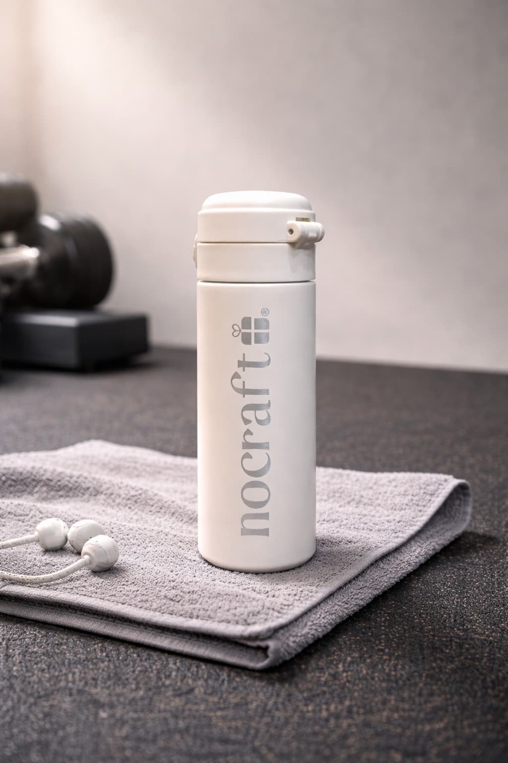 Garrafa térmica slim branca com logo personalizado em ambiente fitness