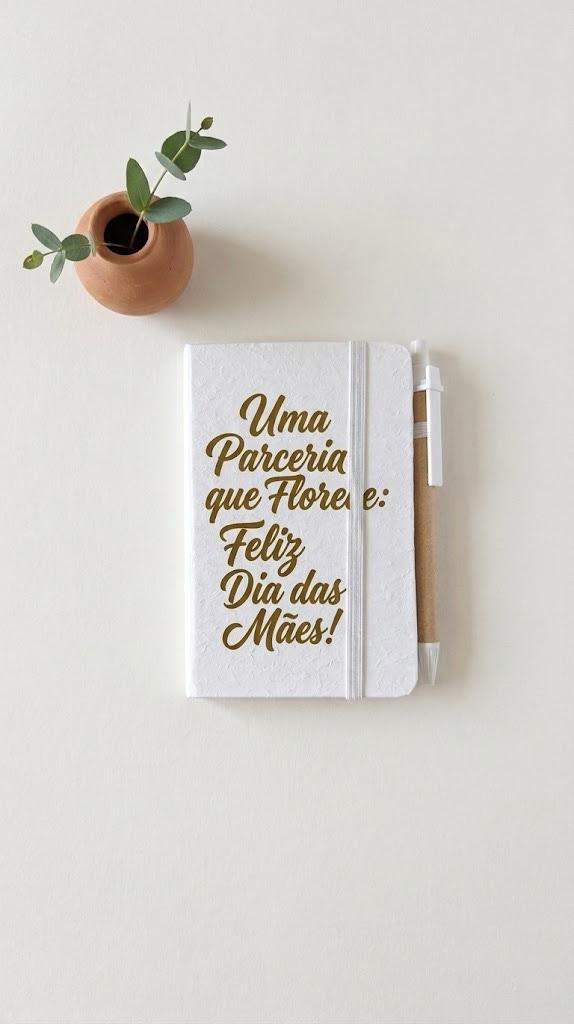 Caderno branco personalizado com mensagem Uma parceria que flore e Feliz Dia das Mães