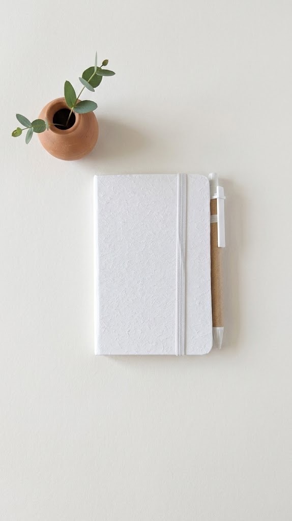 Caderno branco liso personalizável com caneta kraft