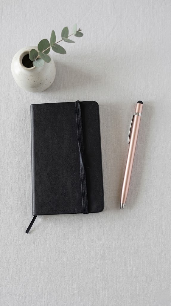 Caderno preto personalizável com caneta rosé