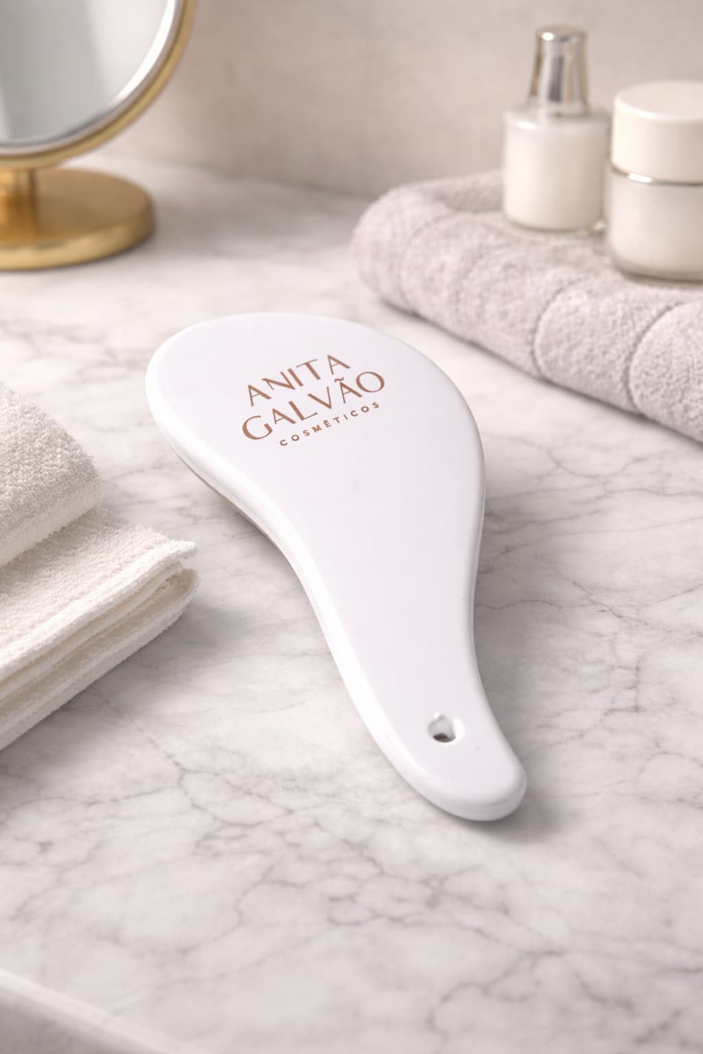Massageador facial gua sha personalizado em branco com logo da marca em dourado