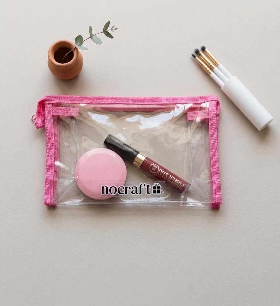 Nécessaire transparente com acabamento rosa personalizada; itens internos são apenas referência visual