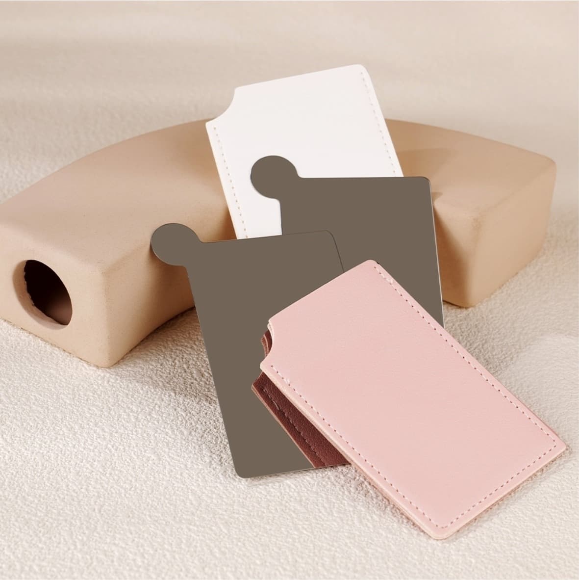 Porta-cartão slim em couro sintético nas cores branco, cinza e rosa com embalagem